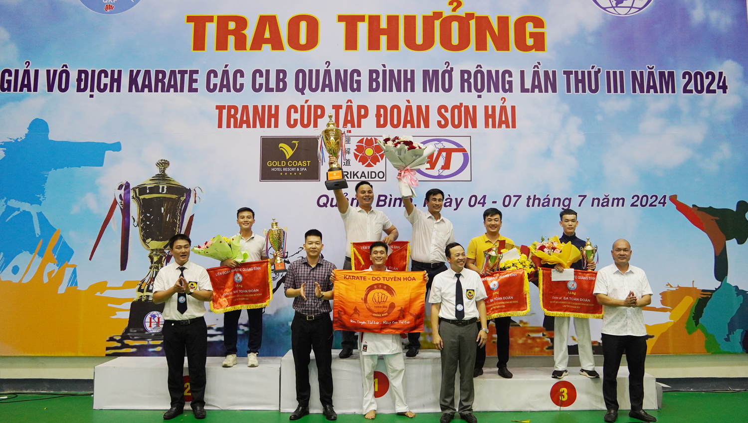Ban tổ chức trao giải nhất, nhì, ba toàn đoàn cho các CLB xuất sắc của giải đấu.