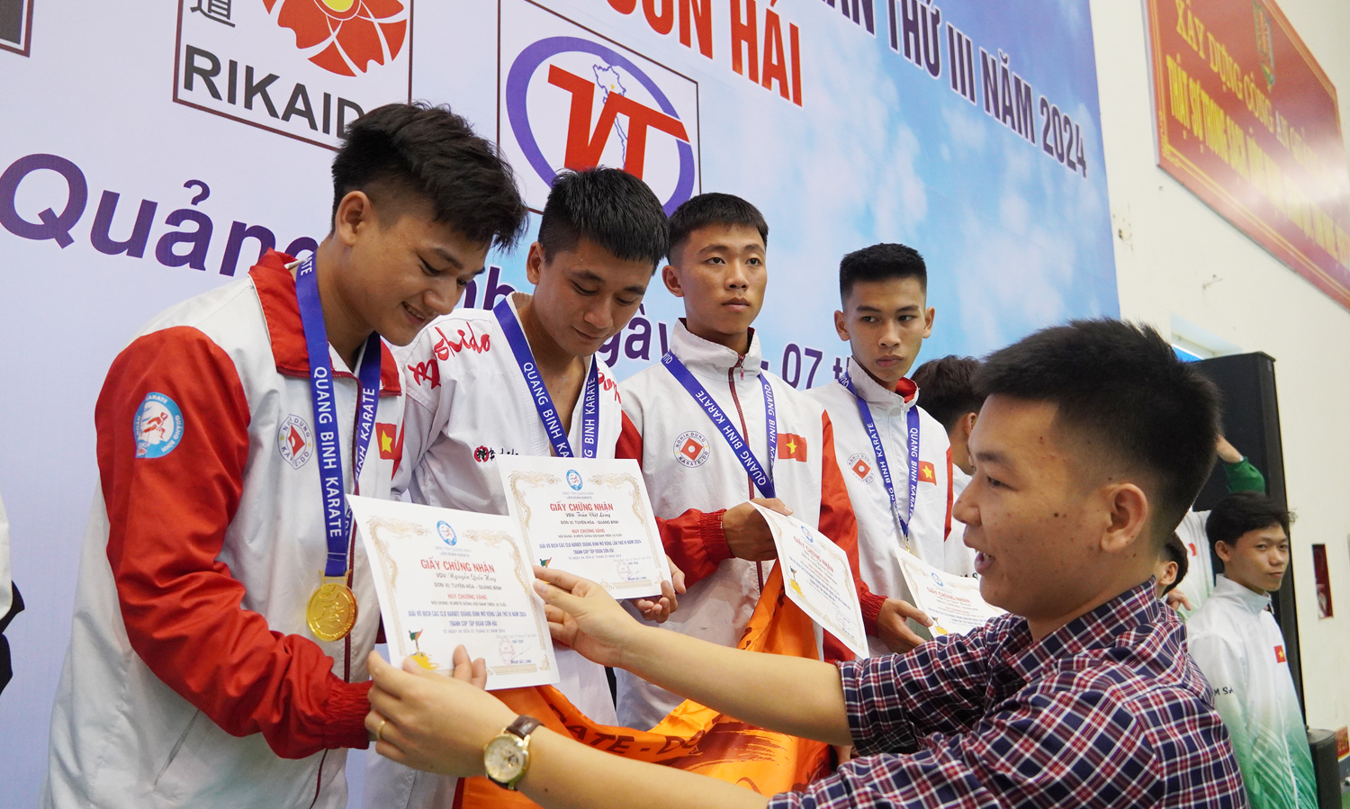 Đại diện lãnh đạo Tập đoàn Sơn Hải trao huy chương và giấy chứng nhận cho các VĐV xuất sắc. 