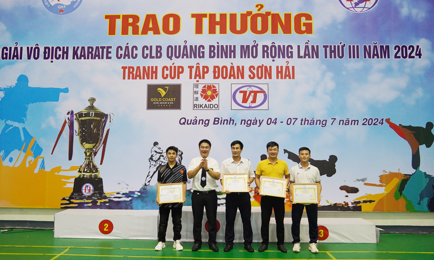 Đại diện Liên đoàn Karate Quảng Bình trao thưởng cho các huấn luyện viên xuất sắc. 