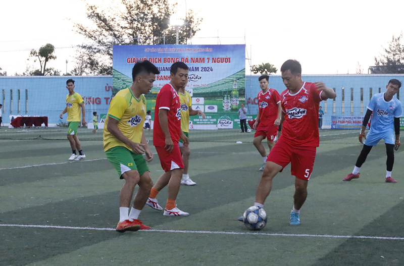 Trận chung kết giữa FC Híp Sport và FB họ Dương.