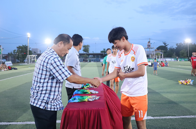 BTC trao huy chương cho các VĐV.