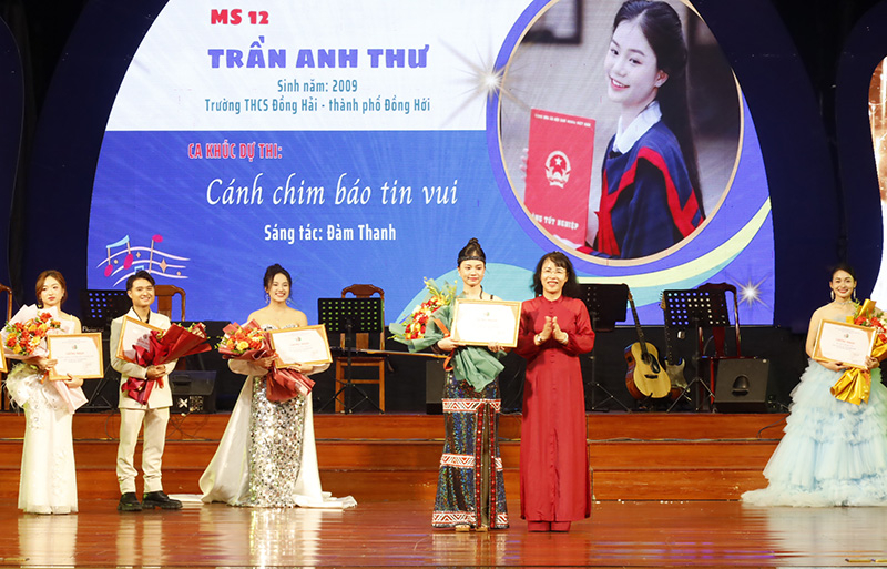 Bà Nguyễn Thị Bích Thủy, Tỉnh ủy viên, Giám đốc Sở Văn hóa và Thể thao trao giải quán quân cho thí sinh Trần Anh Thư. 