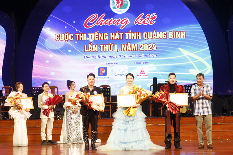 Ban Tổ chức trao giải ba cho các thí sinh xuất sắc.