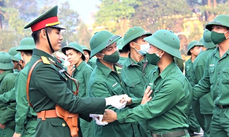 Quyến luyến tiễn quân nhân hoàn thành nghĩa vụ quân sự trở về địa phương. Ảnh qdnd.vn 