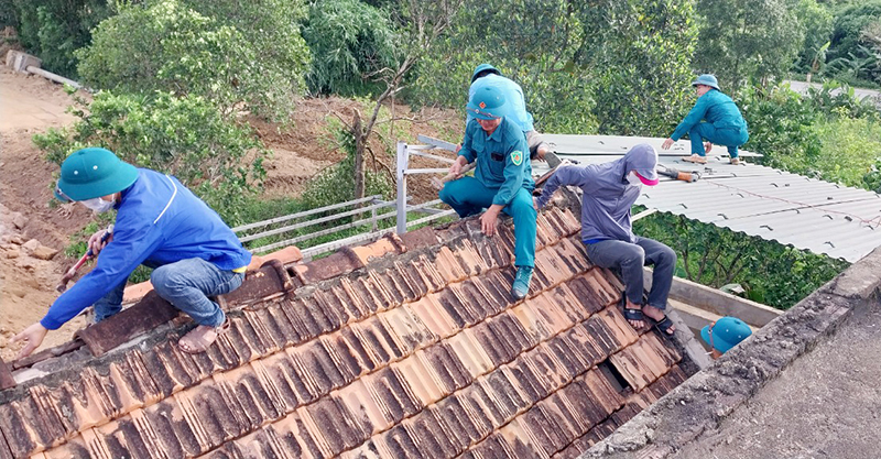 Các lực lượng hỗ trợ người dân tháo dở nhà, bàn giao mặt bằng cho dự án đường bộ cao tốc Bắc-Nam đoạn đi qua huyện Bố Trạch.