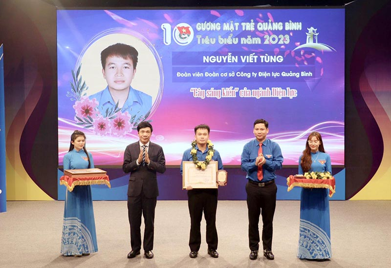 Kỹ sư Nguyễn Viết Tùng được Tỉnh đoàn trao giải thưởng “Gương mặt trẻ Quảng Bình tiêu biểu năm 2023”.