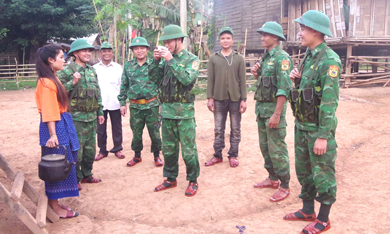 Tình cảm quân dân ở khu vực biên giới Thượng Trạch rất gắn bó, thắm thiết. Ảnh: Viết Lam