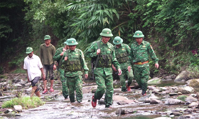 Cán bộ, chiến sĩ Đồn Biên phòng Cồn Roàng tuần tra bảo vệ biên giới, địa bàn. Ảnh: Viết Lam