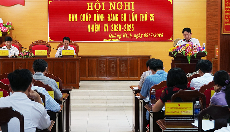 Bí thư Huyện uỷ Quảng Ninh Phạm Trung Đông kết luận hội nghị.