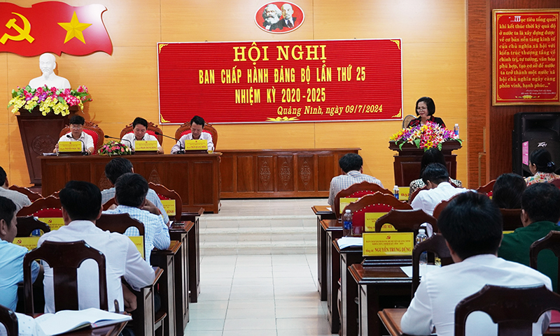Các đại biểu tham luận tại hội nghị.