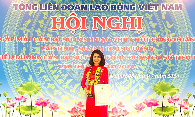 Chị Phạm Thị Diệu Minh, Trưởng ban Nữ công Công đoàn cơ sở Đài Phát thanh-Truyền hình Quảng Bình tại hội nghị biểu dương, khen thưởng.