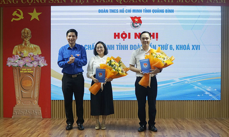 Lãnh đạo tỉnh đòa tặng hoa chia tay các đồng chí BCH Tỉnh đoàn khóa XVI