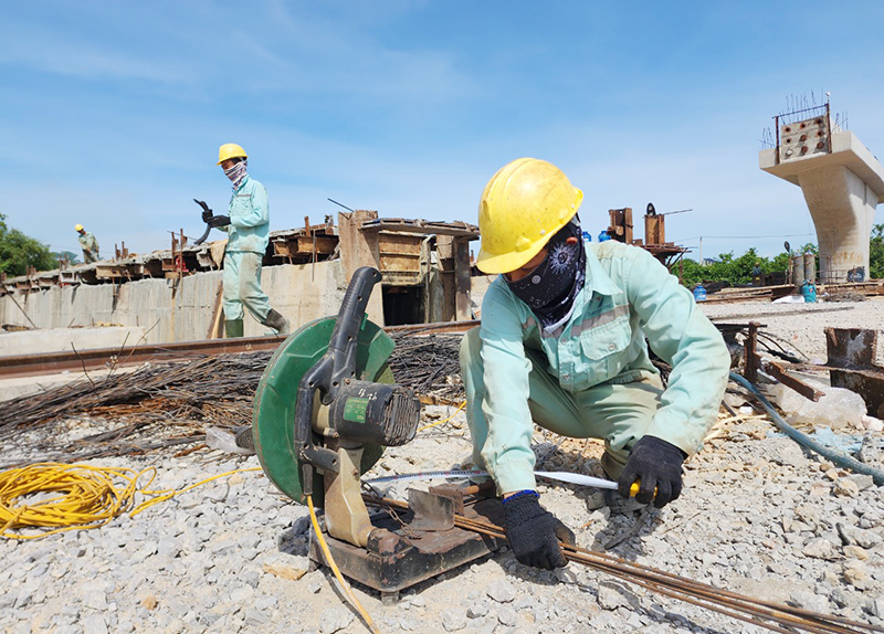 Những người thợ cầu làm việc dưới nắng nóng bỏng rát.