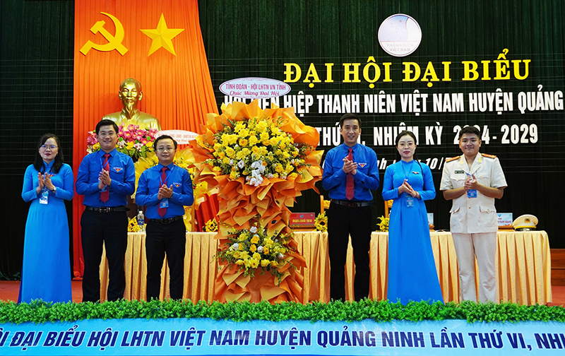 Hội LHTN Việt Nam tỉnh tặng hoa chúc mừng đại hội.