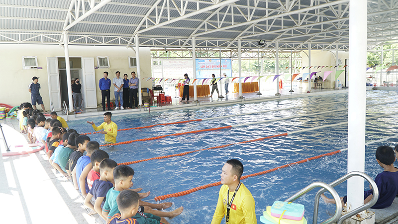 Tham gia khóa học, các em được tiếp thu những kiến thức, kỹ năng căn bản về môn bơi lội