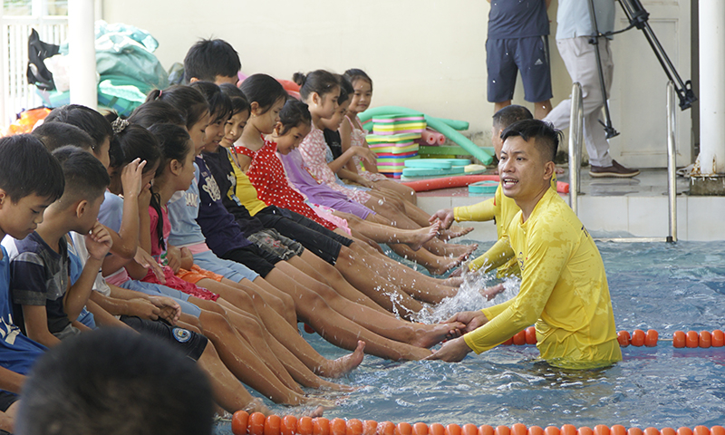 Các em thiếu nhi rất hào hứng khi được học bơi.