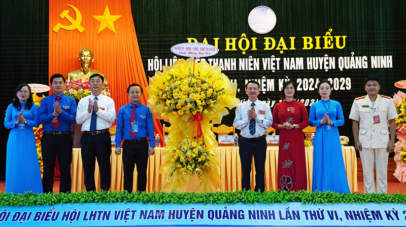 Lãnh đạo huyện Quảng Ninh chúc mừng đại hội.