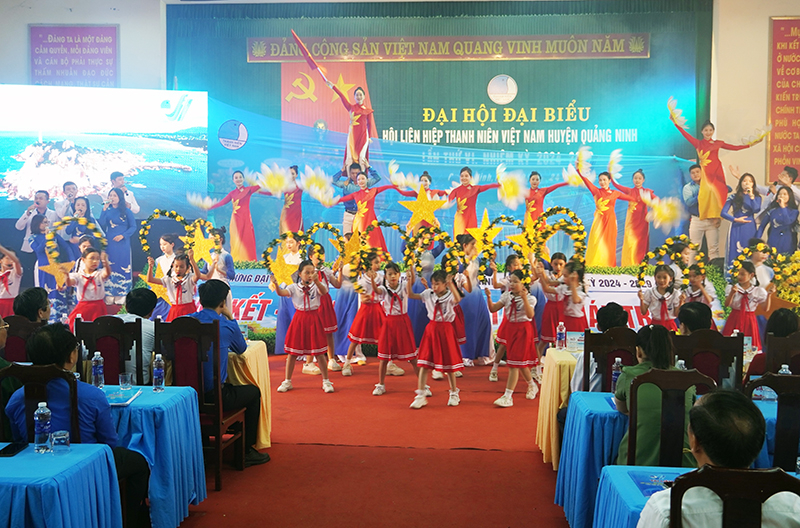 Văn nghệ chào mừng đại hội.
