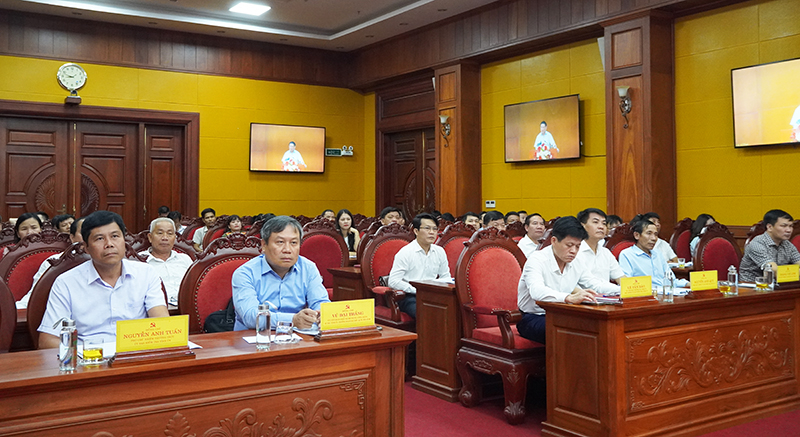 Đồng chí Bí thư Tỉnh uỷ Vũ Đại Thắng và các đại biểu tham dự hội nghị tại điểm cầu tỉnh Quảng Bình.