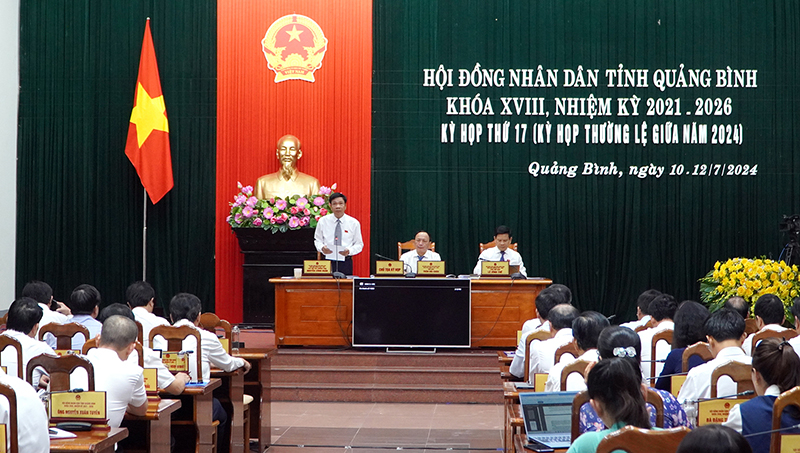 Các đồng chí trong Thường trực HĐND tỉnh điều hành phiên họp