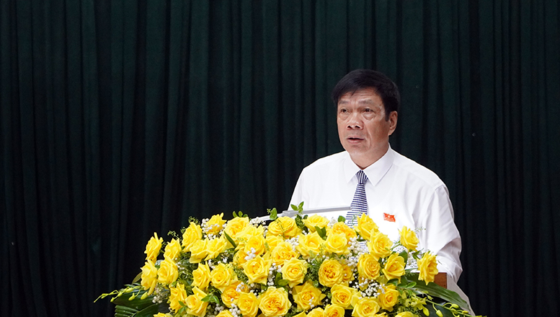 Đồng chí Phó Chủ tịch Thường trực HĐND tỉnh Nguyễn Công Huấn trình bày Báo cáo của Thường trực HĐND tỉnh.