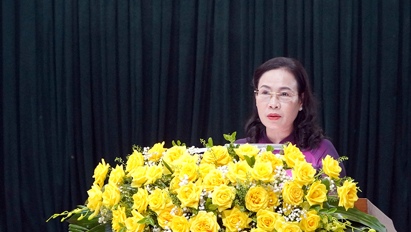Đồng chí Chủ tịch Ủy ban MTTQVN tỉnh Phạm Thị Hân trình bày báo cáo tổng hợp các kiến nghị của cử tri, nhân dân