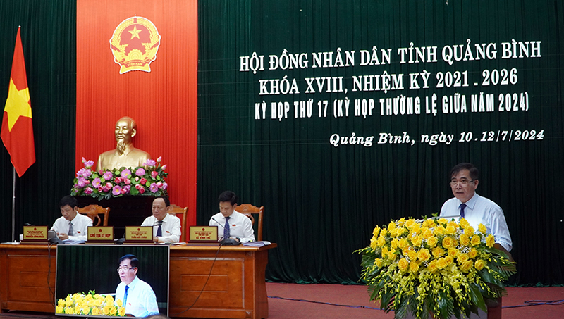 Đồng chí Phó Chủ tịch Thường trực HĐND tỉnh Đoàn Ngọc Lâm trình bày báo cáo KT-XH