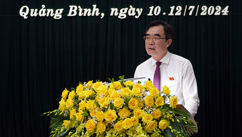 Đồng chí Nguyễn Lương Bình, Ủy viên Ban Thường vụ Tỉnh ủy, Trưởng Ban Pháp chế trình bày báo cáo của Ban Pháp chế 