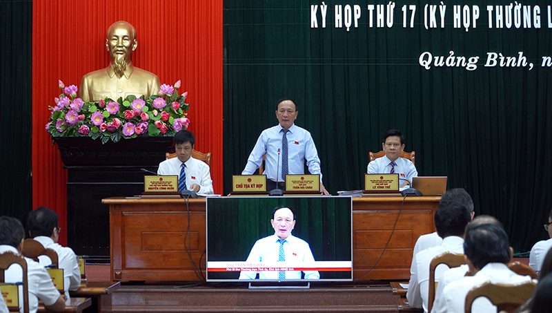 Đồng chí Chủ tịch HĐND tỉnh Trần Hải Châu và các đồng chí trong Thường trực HĐND tỉnh điều hành phiên họp