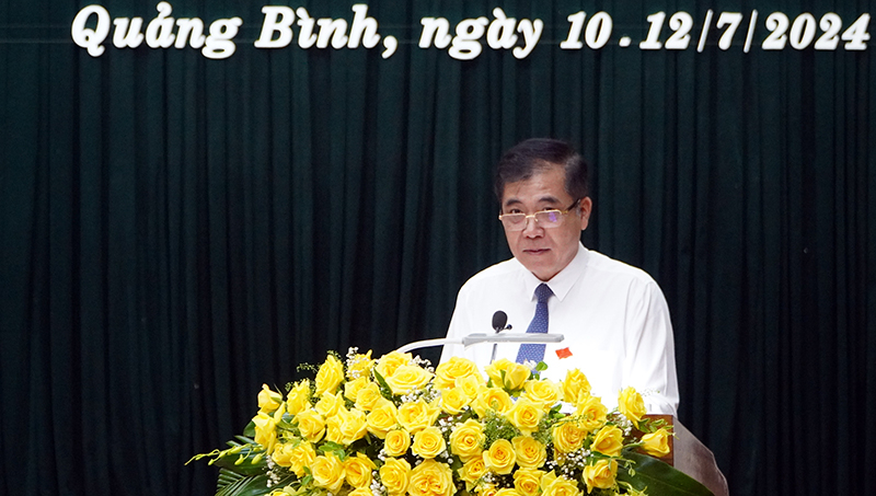 Đồng chí Phó Chủ tịch Thường trực UBND tỉnh Đoàn Ngọc Lâm trình bày báo cáo về kết quả thực hiện các nội dung kết luận của Chủ tọa kỳ họp thứ 12, HĐND tỉnh khóa XVII