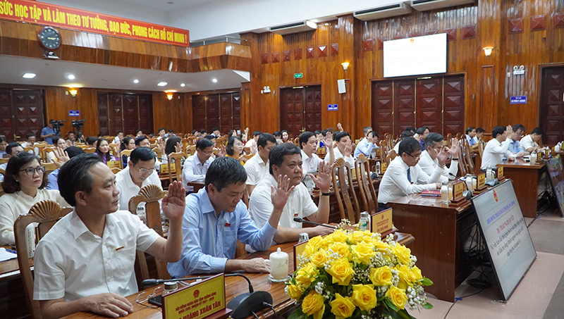 Đại biểu biểu quyết thông qua các nghị quyết tại kỳ họp