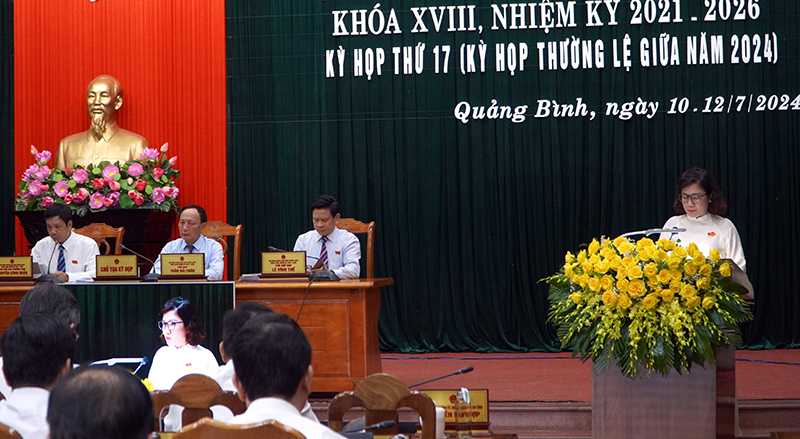 Đại diện lãnh đạo Văn phòng Đoàn ĐBQH và HĐND tỉnh trình bày dự thảo nghị quyết 