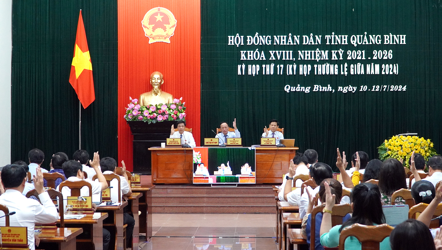 Đồng chí Chủ tịch HĐND tỉnh Trần Hải Châu và các đồng chí trong Thường trực HĐND tỉnh biểu quyết thông qua các nghị quyết tại kỳ họp