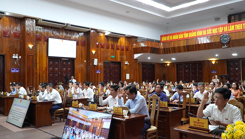 Đại biểu biểu quyết thông qua các nghị quyết tại kỳ họp
