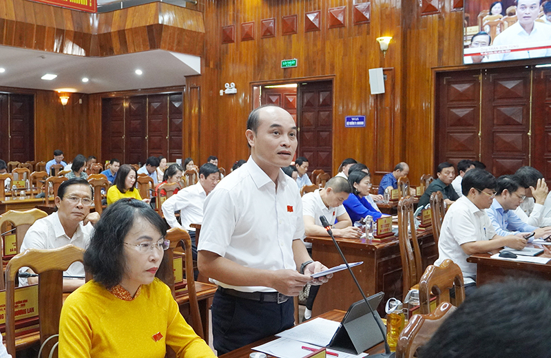 Đại biểu Trần Sơn Tùng chất vấn về tỷ lệ giải ngân vốn đầu tư công của các sở, ngành, địa phương đạt thấp.