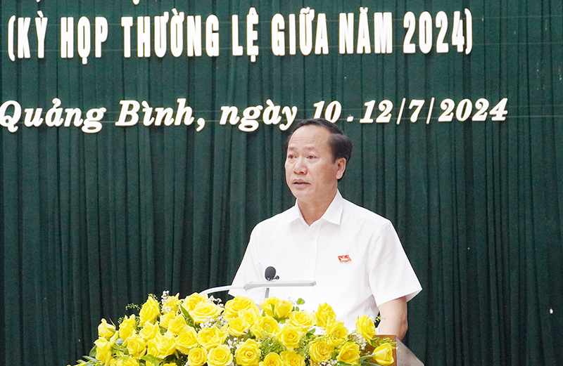 Giám đốc Sở Kế hoạch và Đầu tư Nguyễn Xuân Đạt trả lời chất vấn của đại biểu HĐND tỉnh tại kỳ họp.