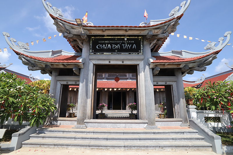 Ngôi chùa trên đảo Đá Tây A.