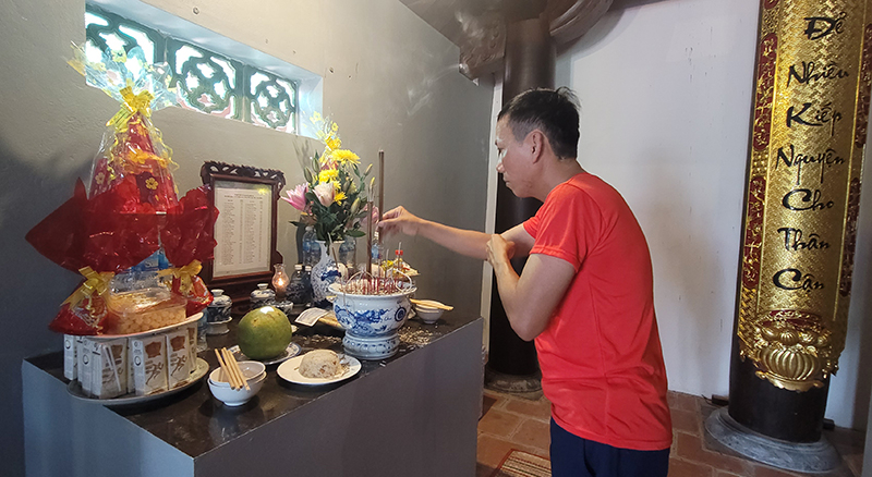 Anh Nguyễn Đình Thế thắp hương tưởng nhớ bố và đồng đội của bố tại chùa Sinh Tồn Đông.