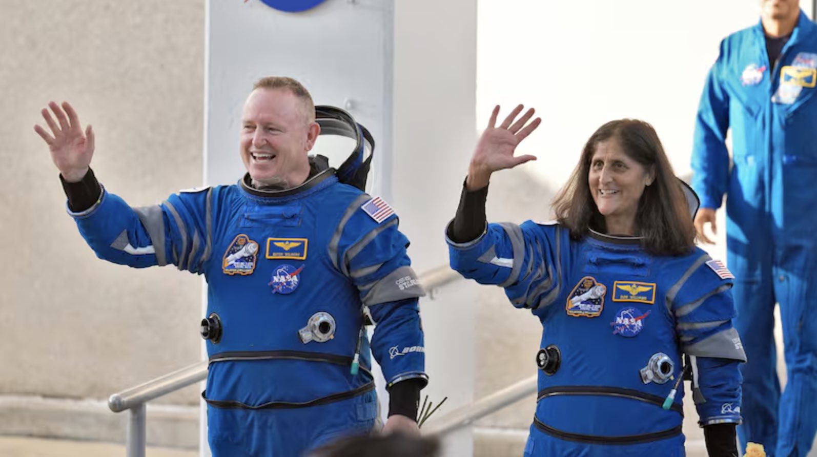 Hai phi hành gia Mỹ Butch Wilmore (trái) và Suni Williams trước khi lên tàu vũ trụ Boeing Starliner tại Mũi Canaveral, bang Florida, Mỹ ngày 5/6/2024. (Ảnh: THX/TTXVN)