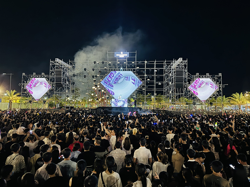 Lễ hội EDM với sự tham gia của nhiều nghệ sĩ đang được giới trẻ yêu thích. 