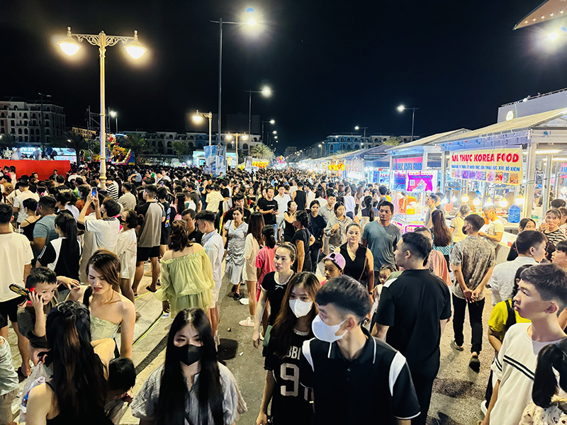 Hàng nghìn du khách và người dân địa phương hòa mình vào Lễ hội mùa hè Legend Summer Festival.