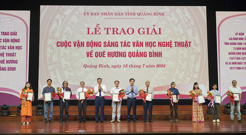 Các đồng chí lãnh đạo tỉnh trao thưởng cho các tác giả