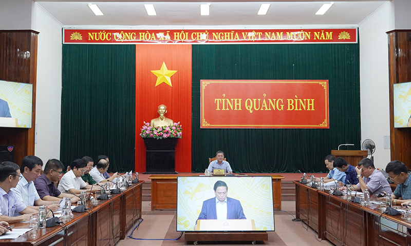 Đồng chí Phó Chủ tịch UBND tỉnh Phan Phong Phú và các đại biểu dự hội nghị tại điểm cầu Quảng Bình.