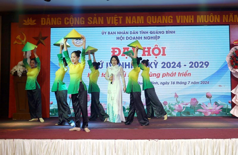 Một tiết mục văn nghệ chào mừng Đại hội.