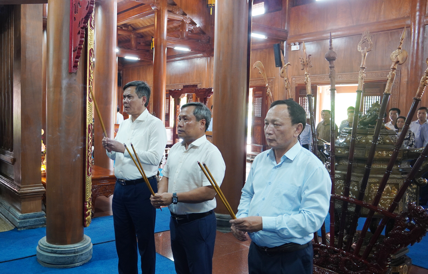 Các đồng chí trong Thường trực Tỉnh ủy dâng hương lên Chủ tịch Hồ Chí Minh và các anh hùng liệt sỹ.