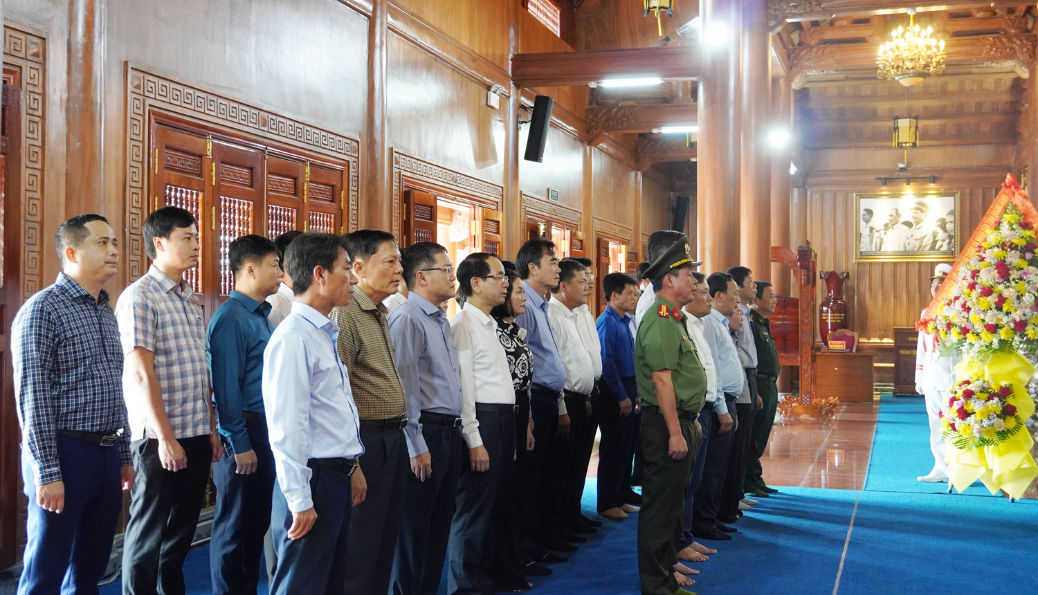 Đoàn đại biểu tỉnh dâng hoa, dâng hương tưởng nhớ Bác Hồ và các Anh hùng liệt sỹ nhân Ngày Thương binh-Liệt sỹ 27/7.