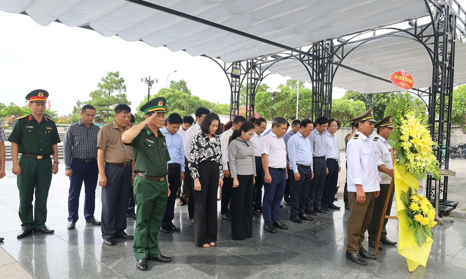 Các đồng chí lãnh đạo tỉnh dâng hương tại Nghĩa trang Liệt sỹ Quốc gia Đường 9.