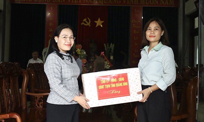 Đồng chí Chủ tịch MTTQVN tỉnh Phạm Thị Hân tặng các phần quà cho cán bộ, nhân viên Ban Quản lý Nghĩa trang Liệt sỹ Quốc gia Đường 9.