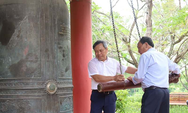 Đồng chí Bí thư Tỉnh ủy Vũ Đại Thắng và đồng chí Chủ tịch UBND tỉnh Trần Thắng thỉnh chuông tại Nghĩa trang liệt sỹ Quốc gia Trường Sơn.