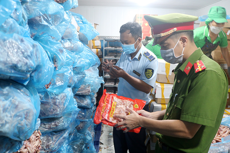 Lực lượng chức năng phối hợp kiểm tra các hành vi vi phạm trong lĩnh vực an toàn thực phẩm.